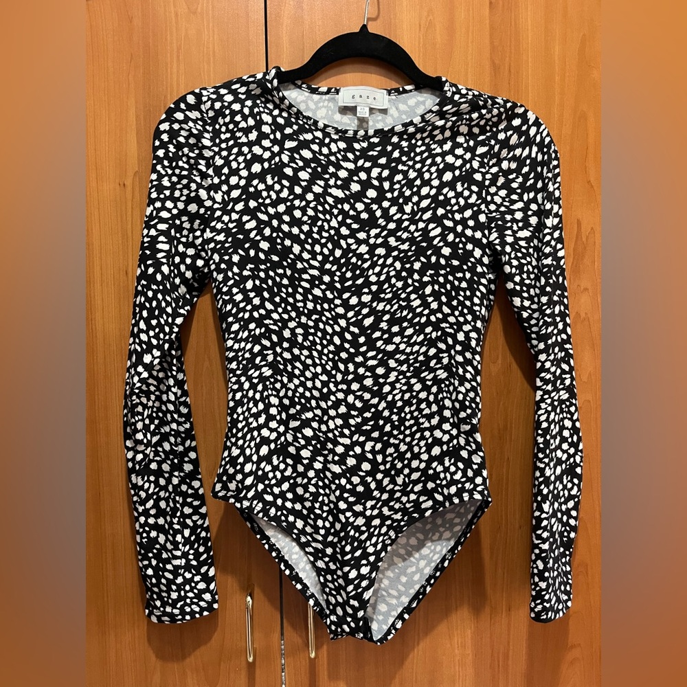 Women’s “gaze” black and abstract spotted long sleeve bodysuit size XS.